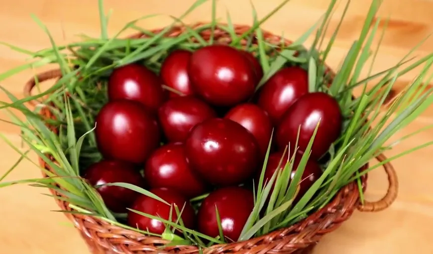 De ce se vopsesc ouăle în roșu de Paște. Legenda din spatele acestui obicei