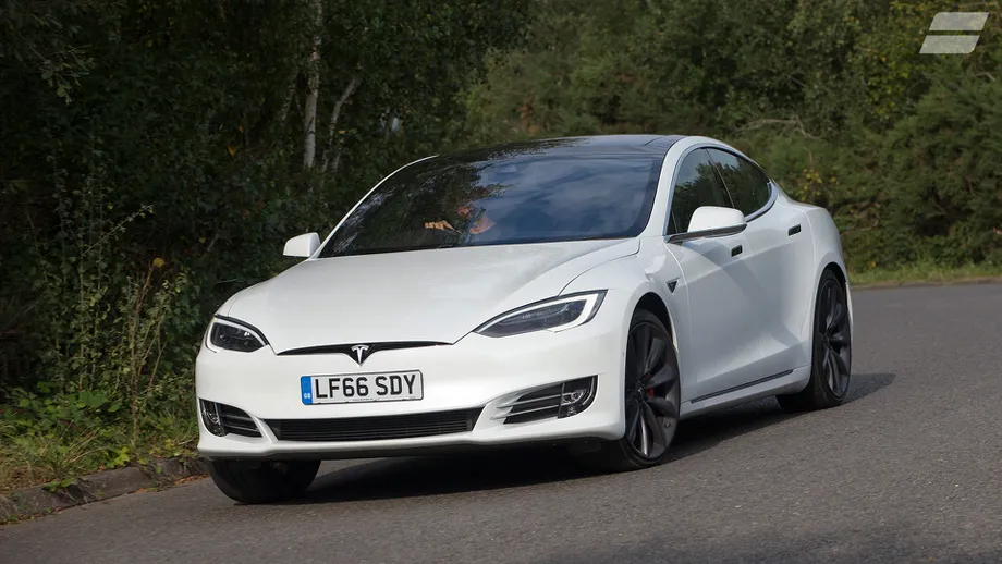 5.000 de euro pentru o Tesla. Care sunt motivele pentru care se vinde și de ce costă atât de puțin