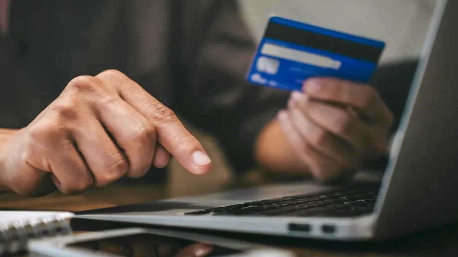 Sumă record cheltuită de români pe cumpărături online în 2022. Aproape 80% dintre români a făcut cel puţin o comandă