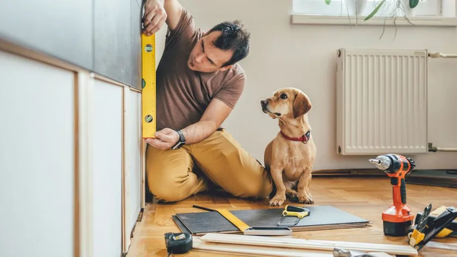 Specialiștii trag un semnal de alarmă: tot mai mulți români aleg să-și modifice singuri apartamentele. Ce riscă proprietarii care încalcă legea