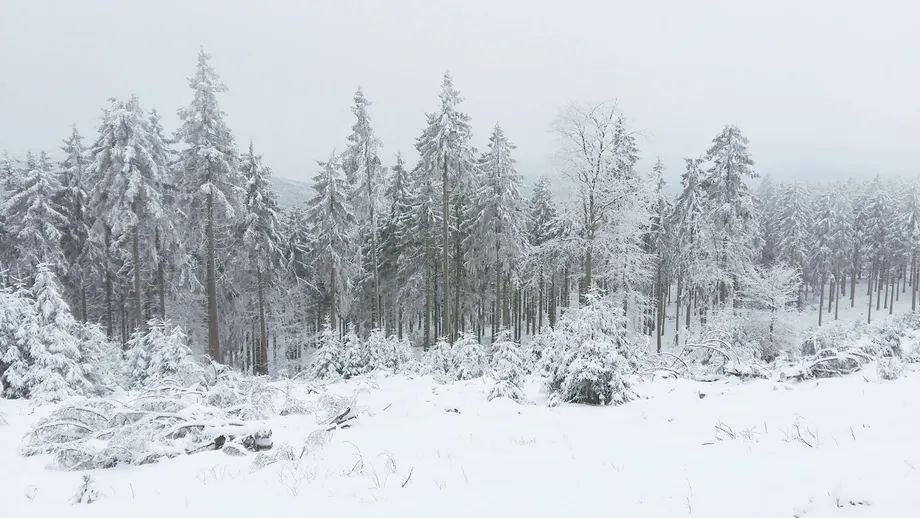 VIDEO. Vremea continuă să șocheze. Locul din Europa în care a nins ca în plină iarnă