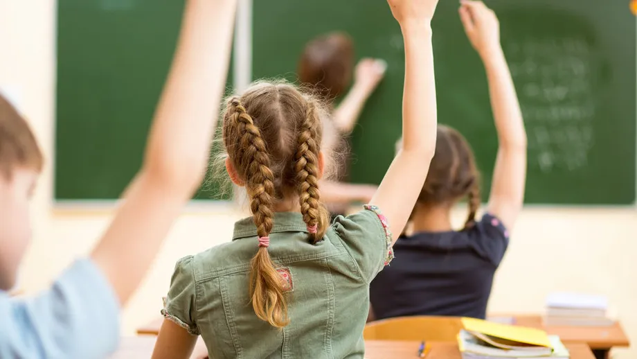Motivul pentru care nu ar trebui să îți întrebi copilul cum a fost la școală. Ce îi îndrumă specialiștii pe părinții curioși