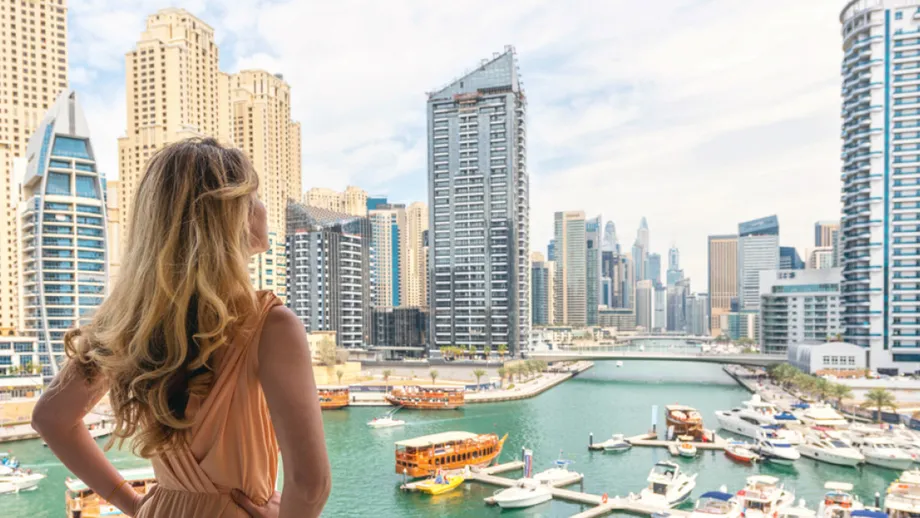 Este profitabil să dai meditaţii în Dubai. Profesoară: Mi-a dat 3.000  de dolari ca să-i fac tema pentru acasă