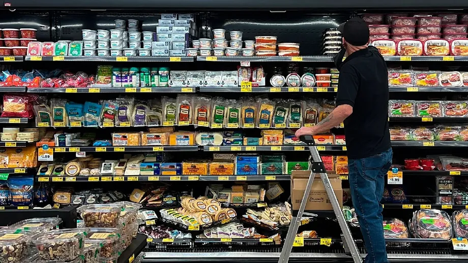 Un angajat care lucra de 19 de ani într-un supermarket, concediat după ce a folosit sacoșe pentru cumpărături fără să le plătească