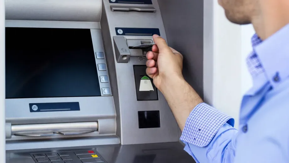 S-a terminat cu retragerile de la bancomat. Cum faci rost de numerar dacă îți ții economiile pe card