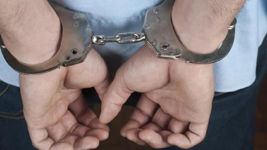 Tânăr reţinut după ce a profanat 18 morminte din cimitirul evreiesc. Bărbatul a desenat simboluri naziste pe cruci