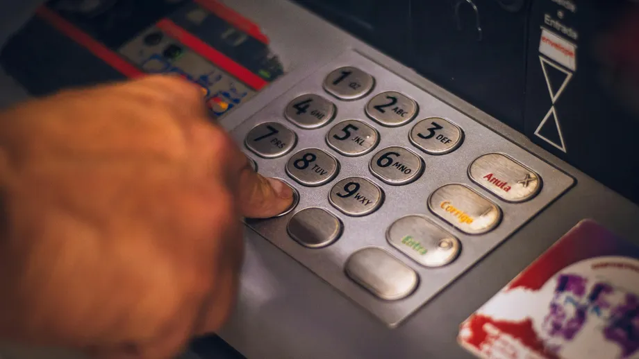 Important pentru toți românii care au card bancar! Se percep iar comisioane!