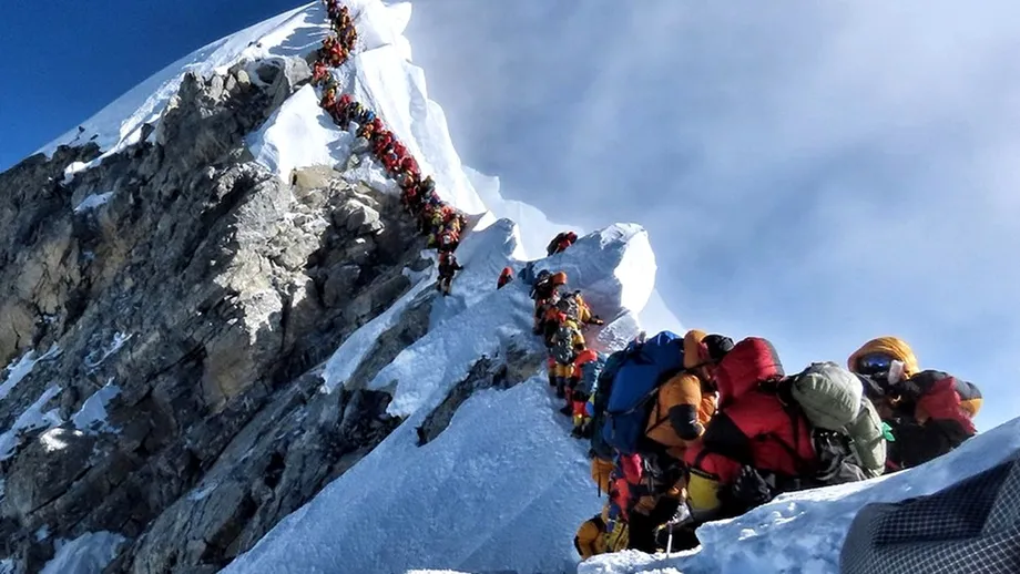 Tone de gunoi și poluare pe Muntele Everest. 240.000 de litri de urină ajung chiar în ghețar, contaminând apele acestuia