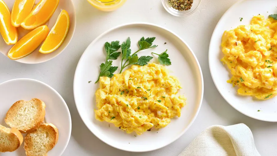 Ingredientul secret pe care il folosesc bucătarii italieni pentru o omletă pufoasă