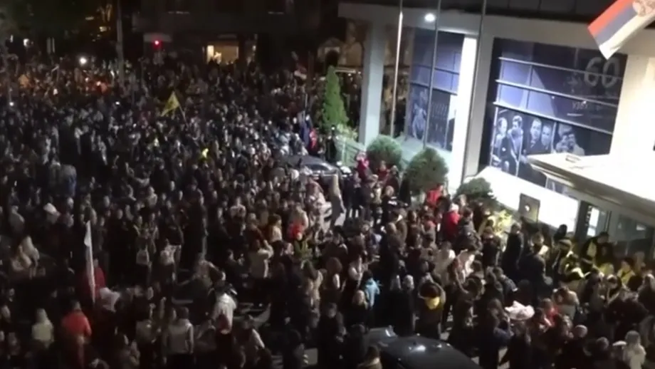 VIDEO Studenții din Serbia trec la o nouă formă de protest: blocarea accesului în sediile posturilor publice de radio și TV