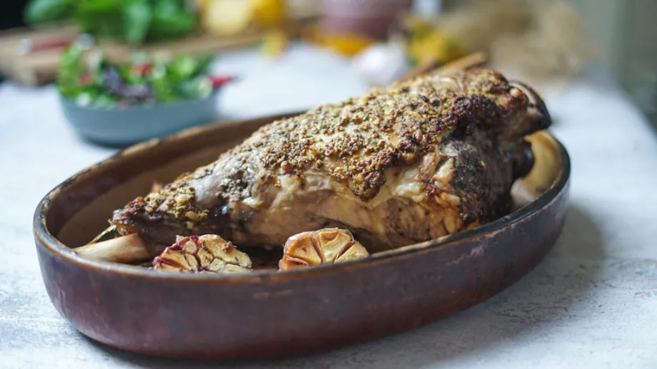 Paște 2025. Cu ce ung bucătarii francezi carnea de miel. Rezultatul este super-delicios!