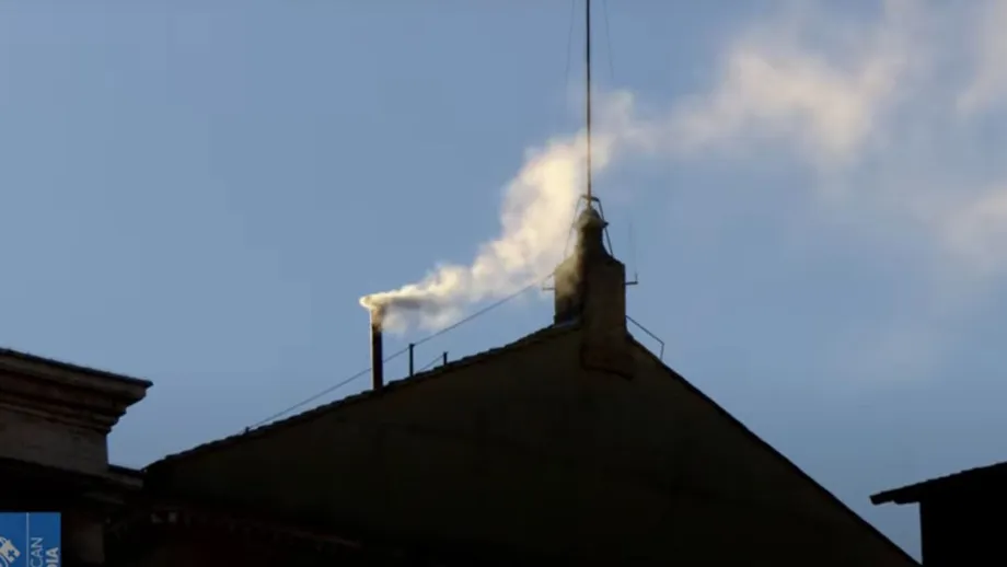 Fum alb la Vatican! Cardinalul protodiacon va ieși la balconul central pentru a anunța „Habemus Papam!”
